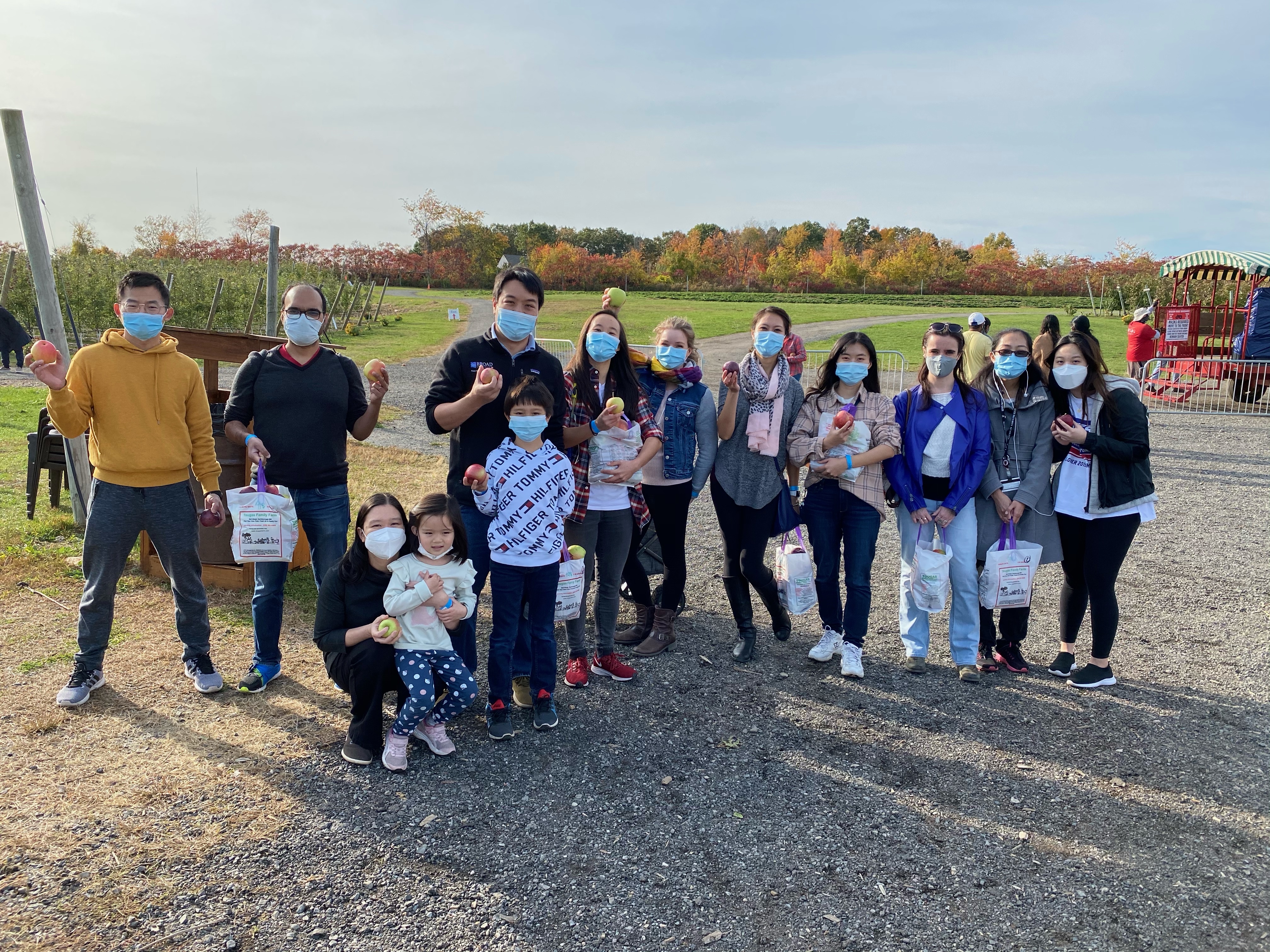 2020_apple_picking_1.jpeg