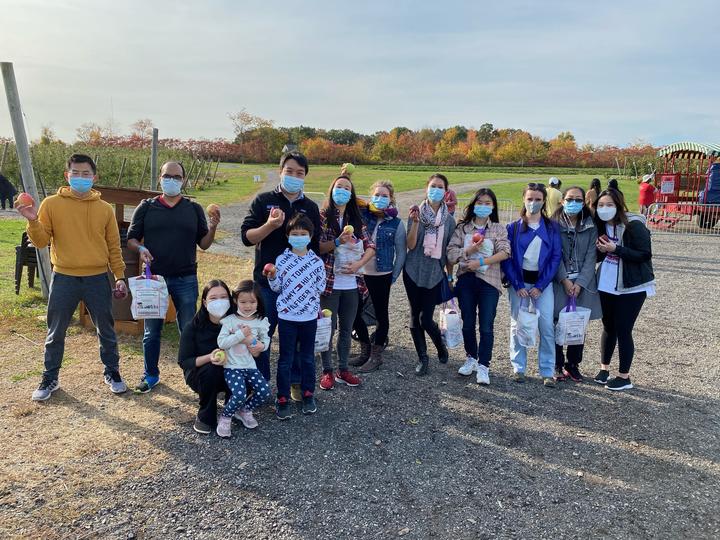 2020_apple_picking_1.jpeg